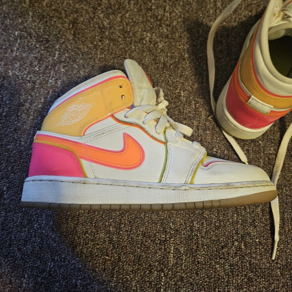 Nike Air Jordan 1 Edge Glow Sneakers Size 4.5Y
